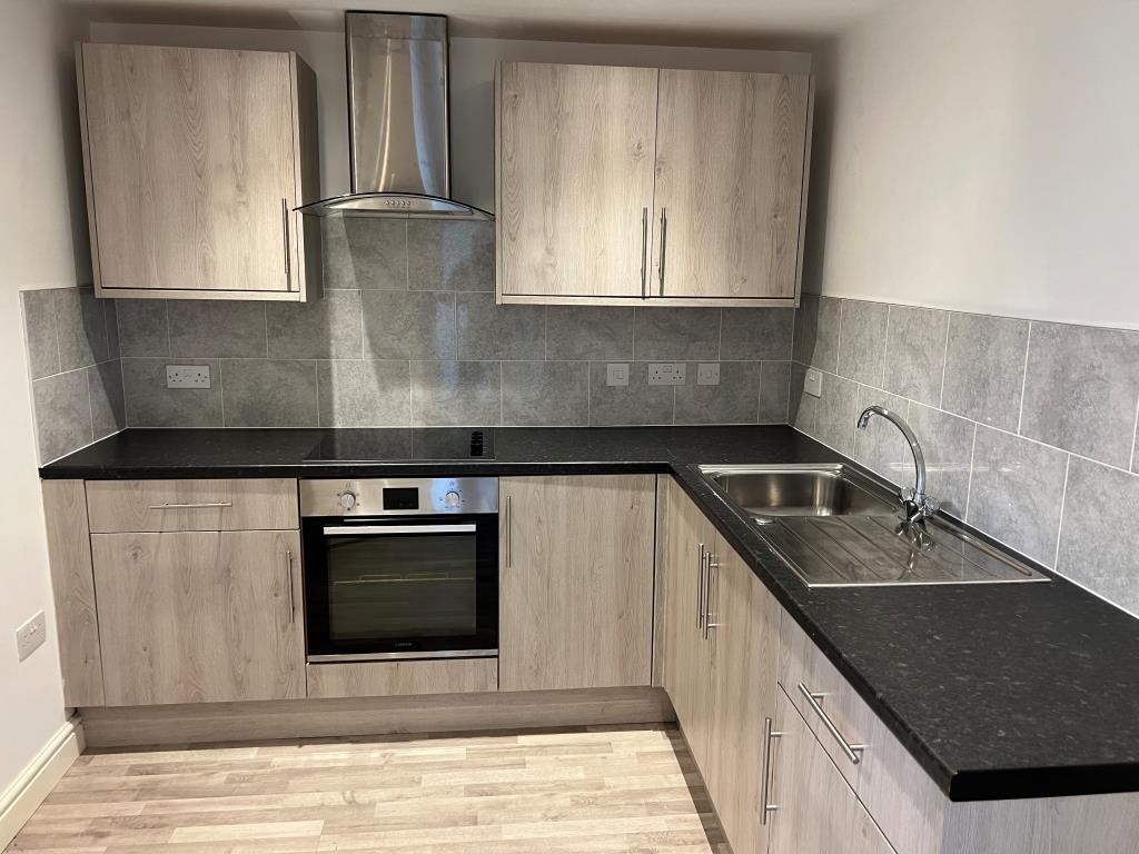 Lot: 14 - TWO-BEDROOM FLAT FOR INVESTMENT OR OCCUPATION -